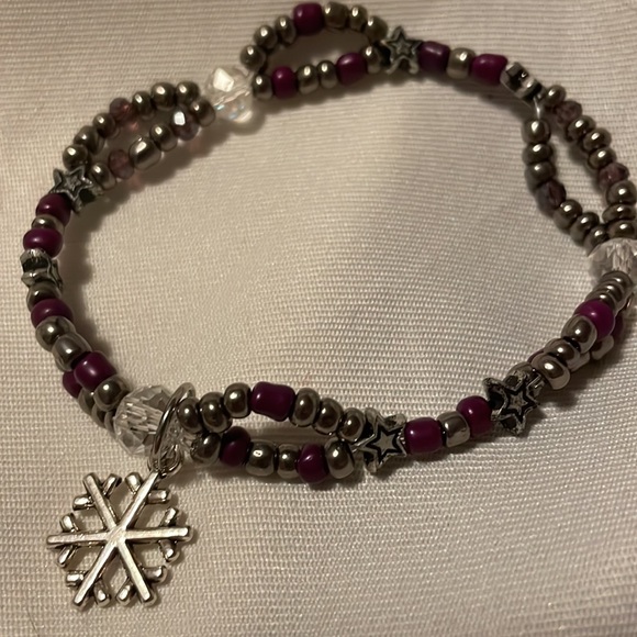 2/25 Handmade Beaded Snowflake Jewelry Set 2 Pairs Earrings & Stretchy Bracelet - Picture 3 of 7